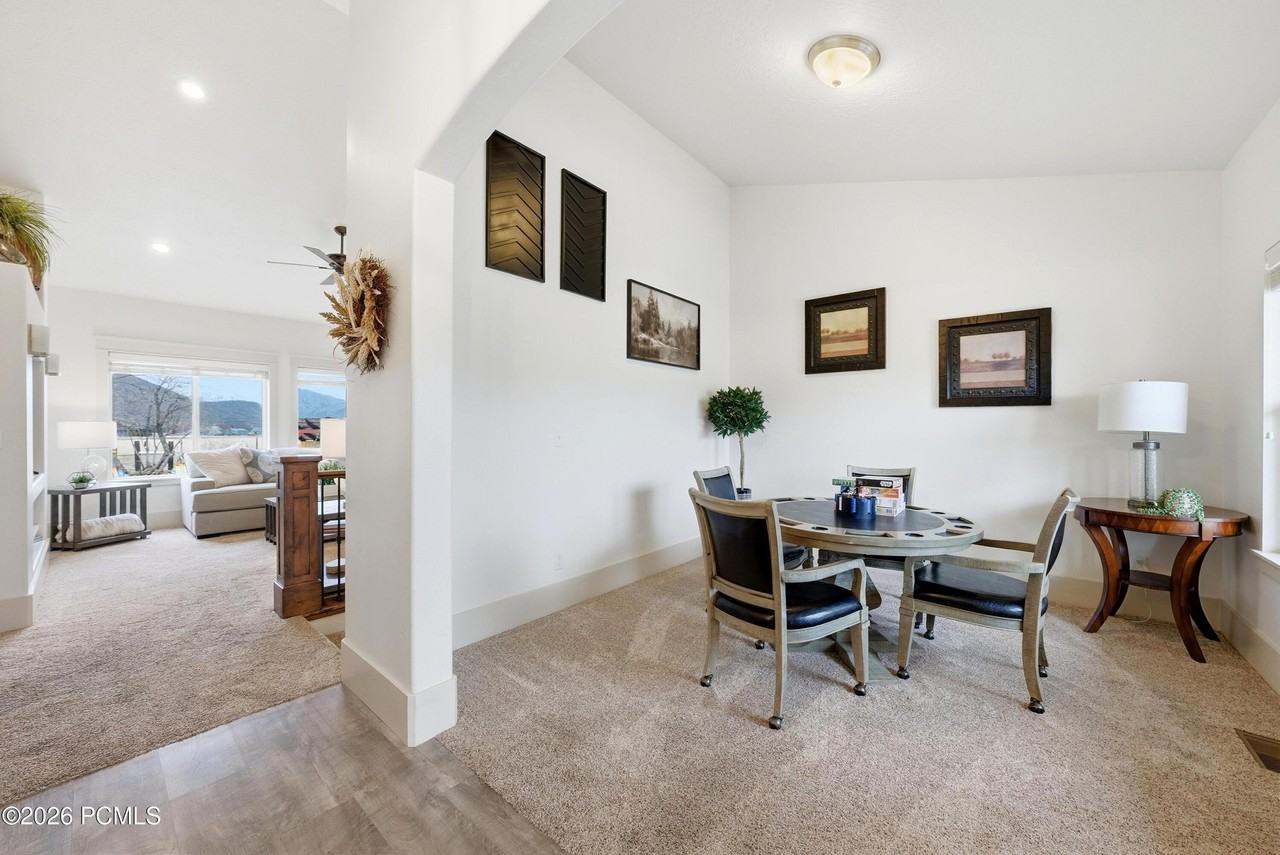 210 E Huckleberry Ln - Photo 5 of 50