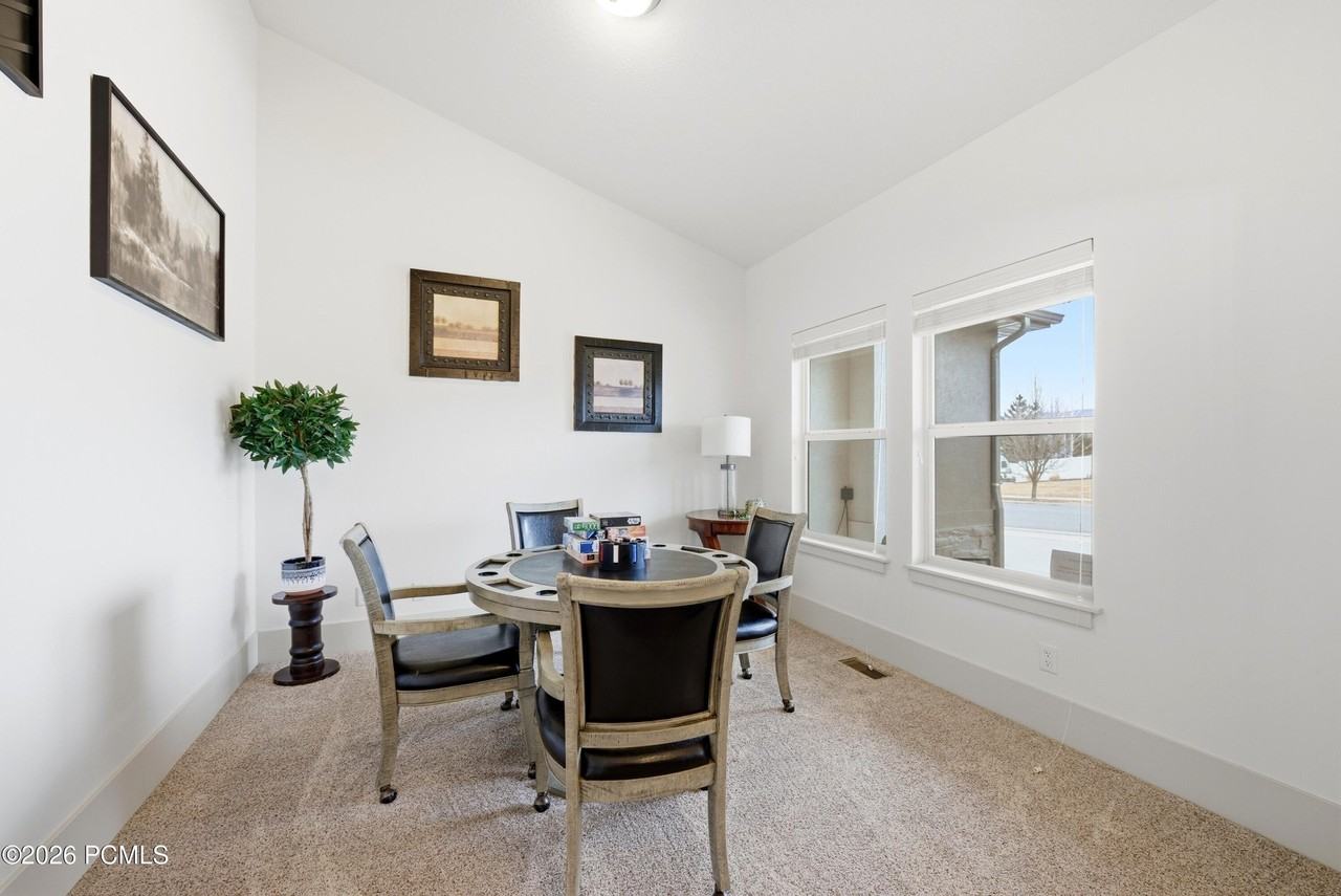 210 E Huckleberry Ln - Photo 6 of 50