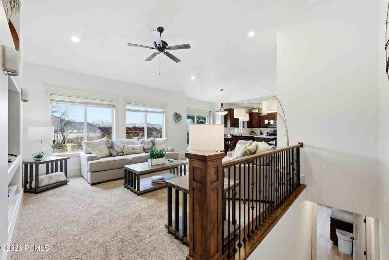 210 E Huckleberry Ln - Photo 7 of 50