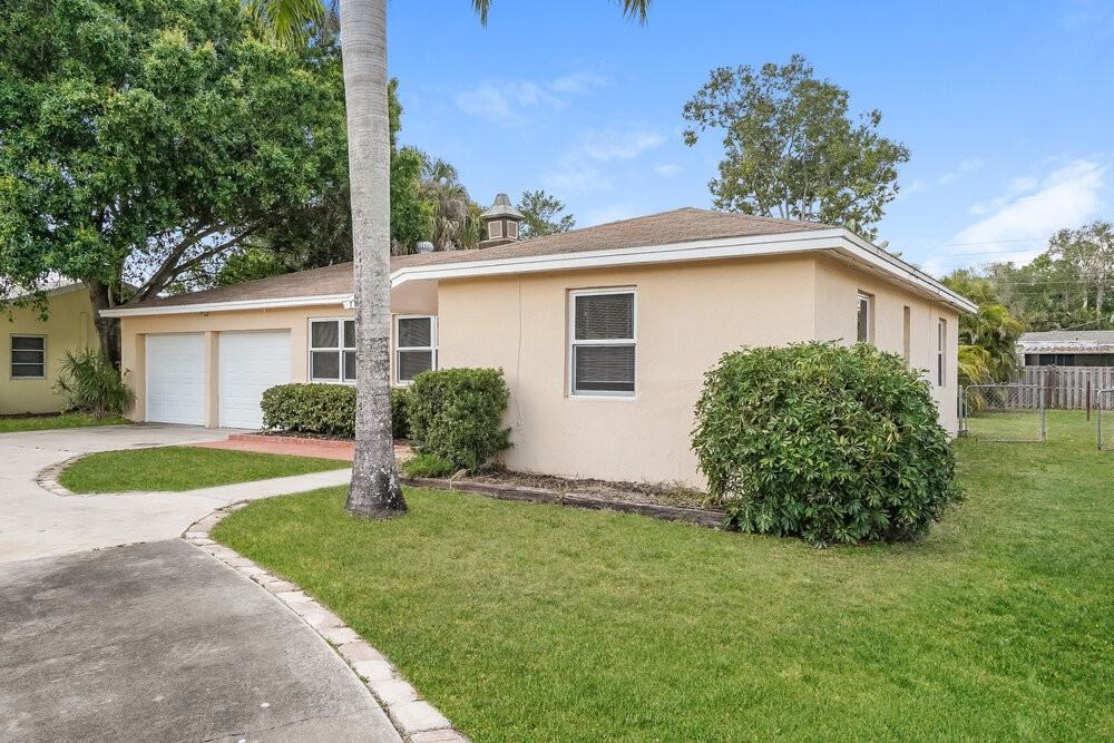 1887 Sunset Pl - Photo 3 of 25