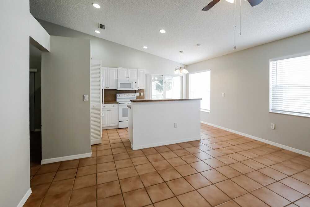 3370 Nw 78th Ave - Photo 5 of 16