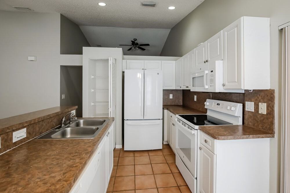 3370 Nw 78th Ave - Photo 7 of 16