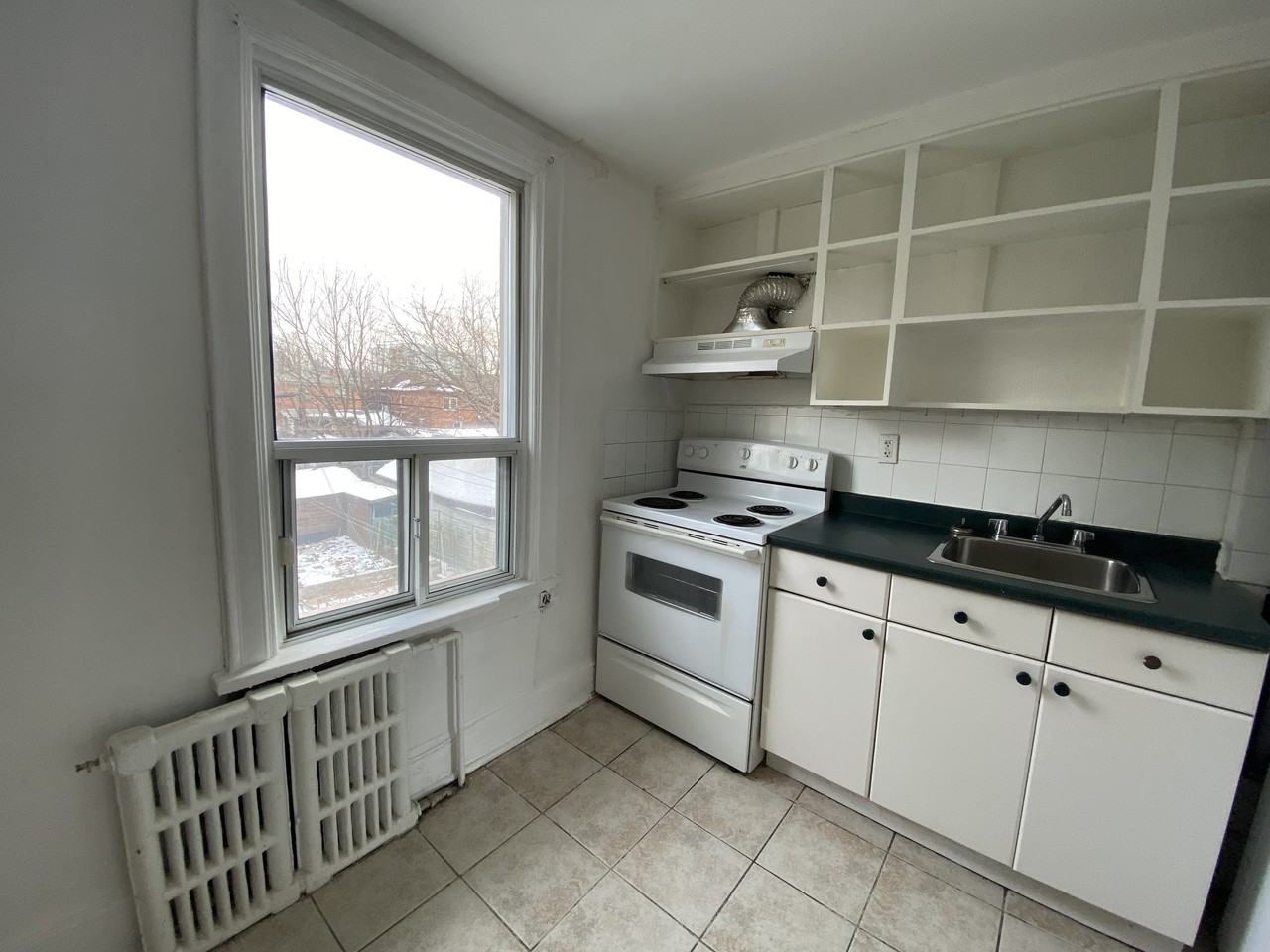1033 Dufferin Street - Photo 4 of 9