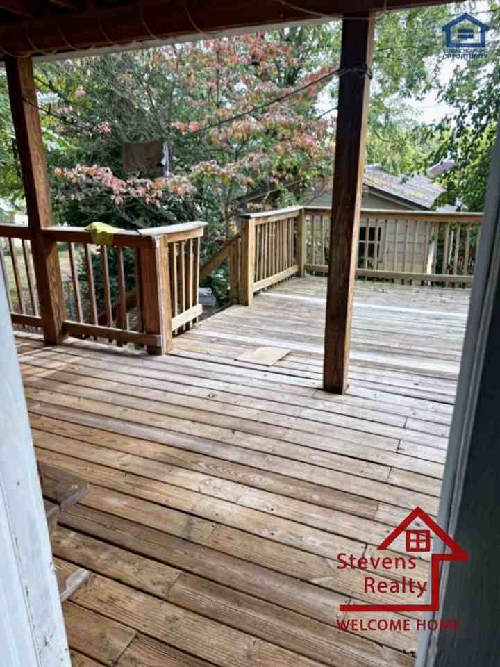 912 W Scott Ave - Photo 3 of 40