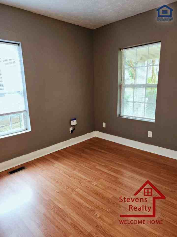 912 W Scott Ave - Photo 5 of 40