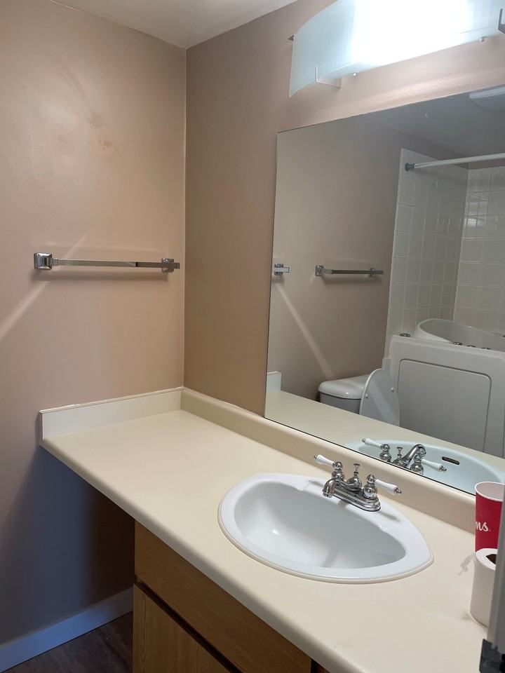 15272 19 Avenue - Photo 5 of 14