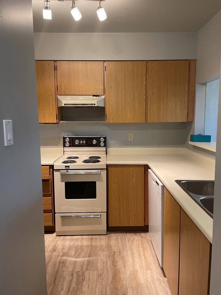 15272 19 Avenue - Photo 2 of 14