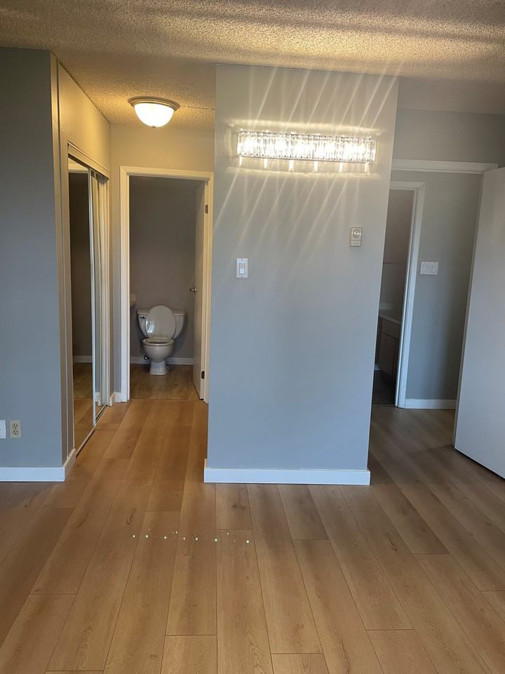 15272 19 Avenue - Photo 7 of 14