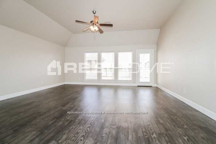 8158 Brighton Ave - Photo 4 of 20