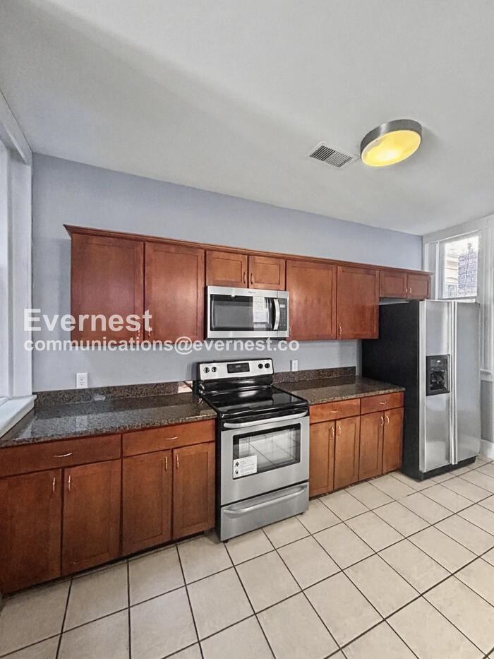 2034 W Grace St #B - Photo 7 of 28