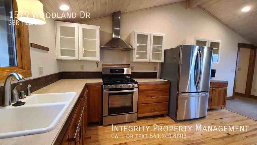 1579 Woodland Dr - Photo 7 of 24