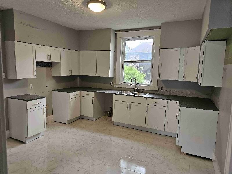 312 S Nichols Ave - Photo 4 of 11