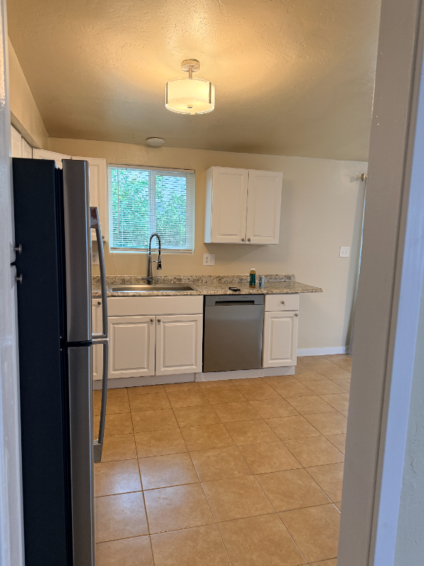 755 E Holaway Dr - Photo 4 of 42