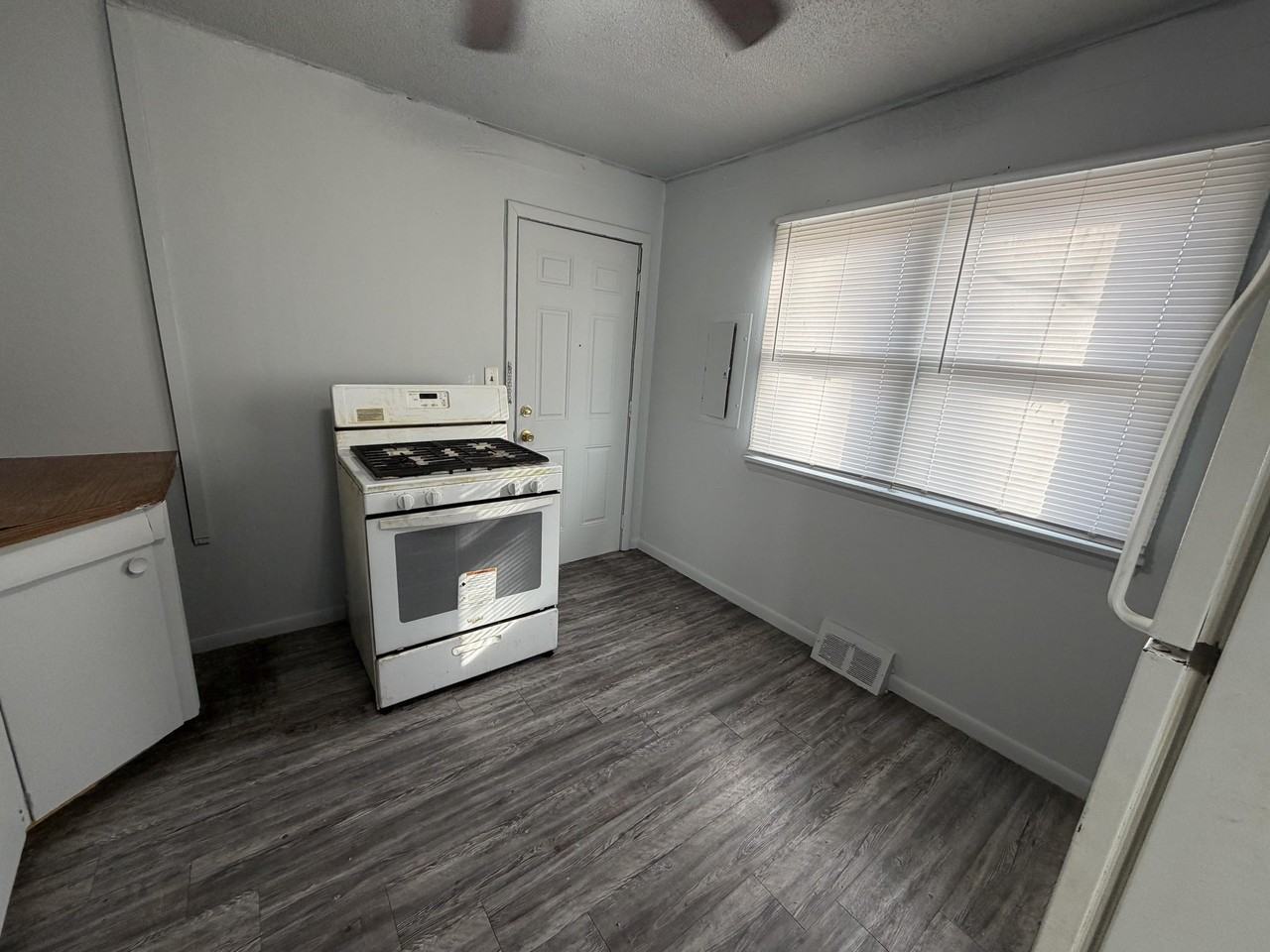 1541 E Fairchild St #E - Photo 2 of 11