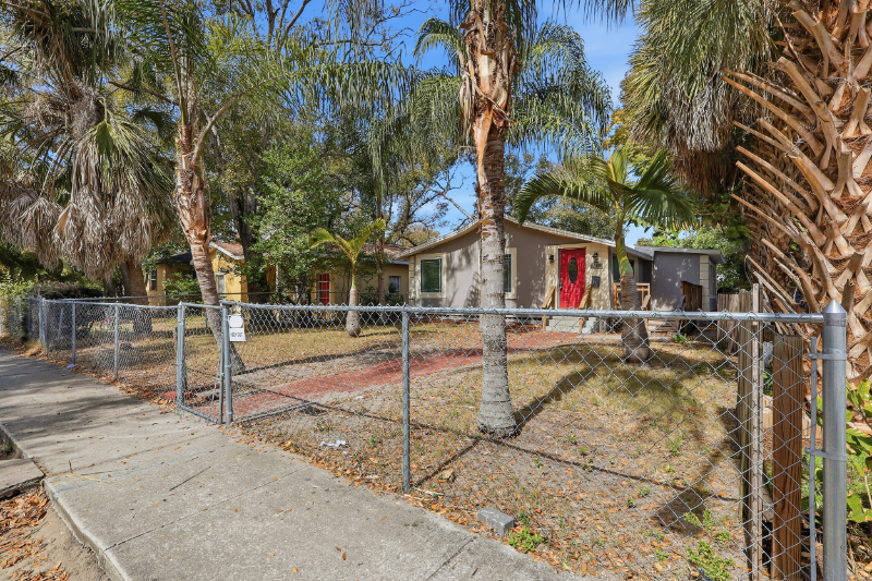 1031 James Ave S - Photo 2 of 18