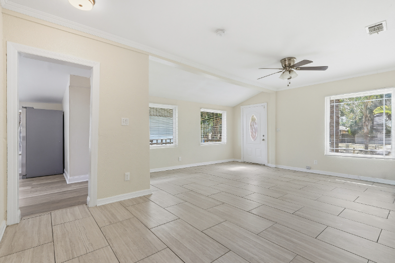 1031 James Ave S - Photo 3 of 18