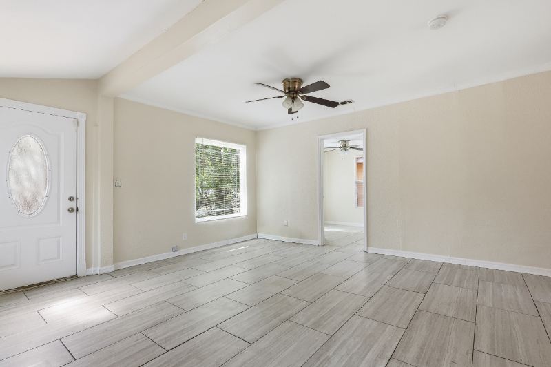 1031 James Ave S - Photo 4 of 18