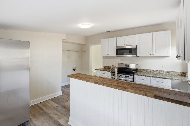 1031 James Ave S - Photo 5 of 18