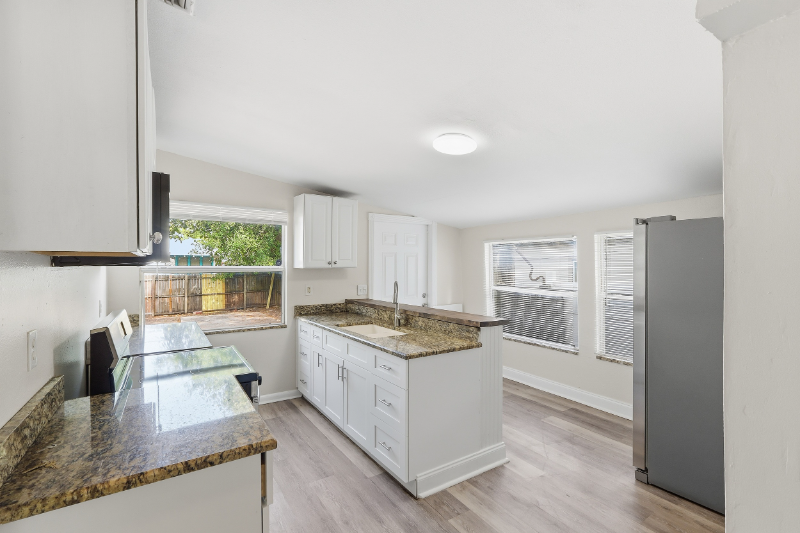 1031 James Ave S - Photo 6 of 18