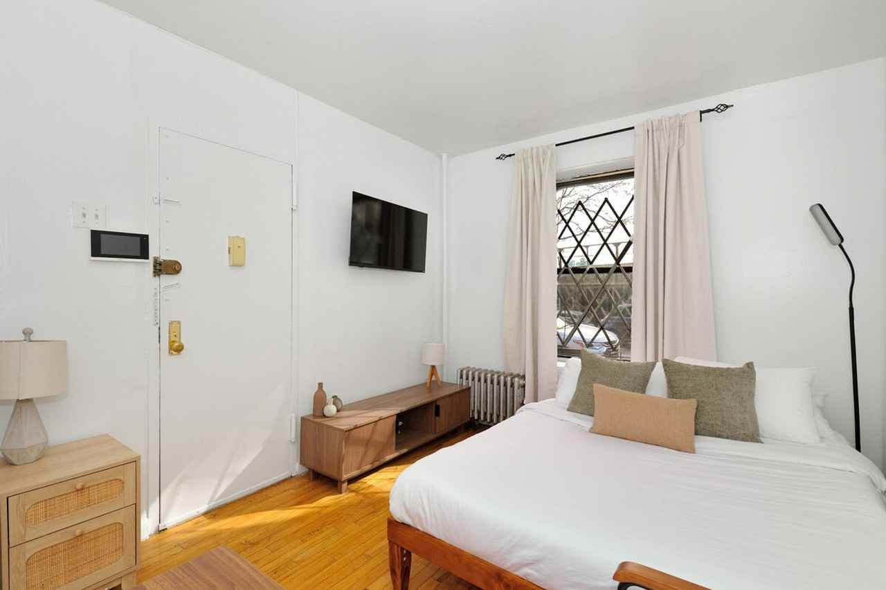 422 W 56th St #1404664P - Photo 4 of 12