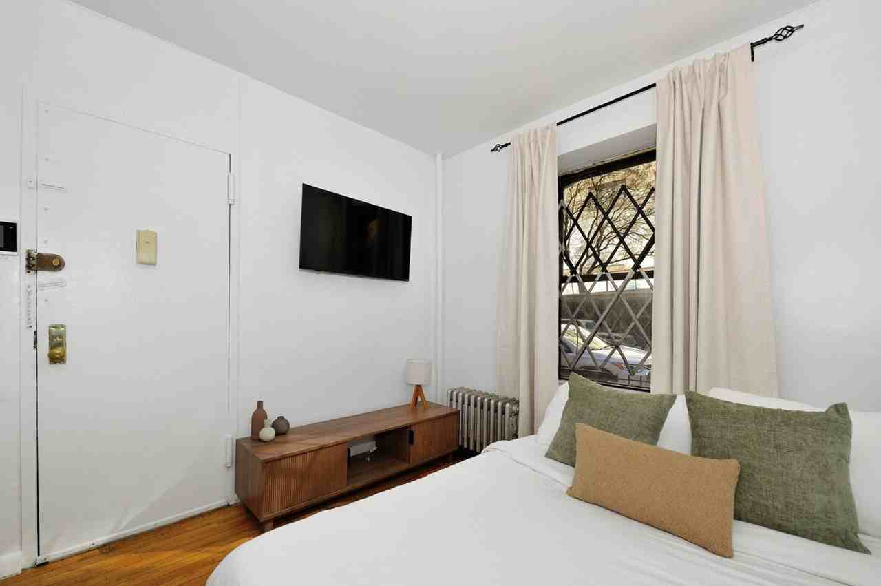 422 W 56th St #1404664P - Photo 5 of 12