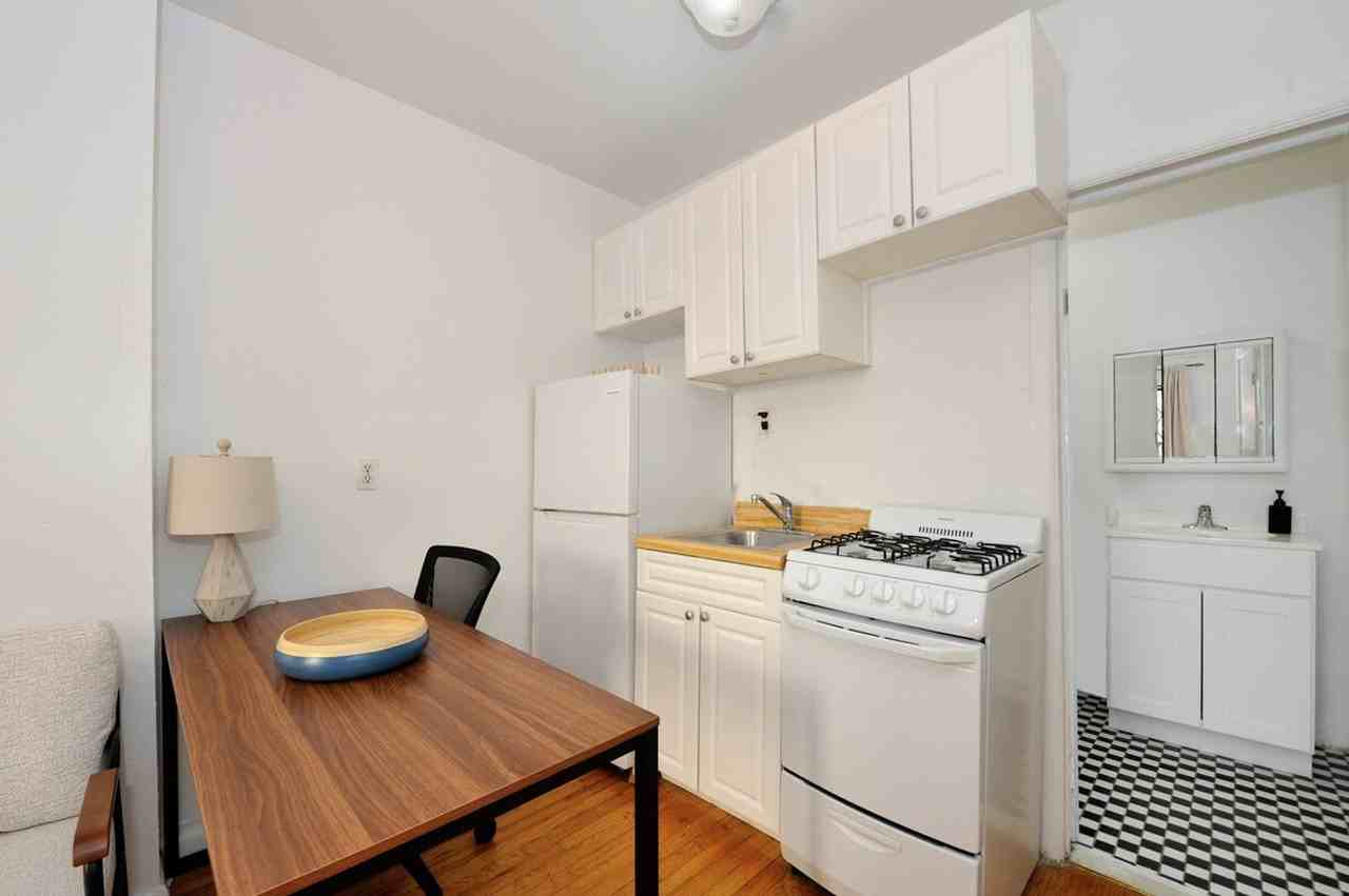 422 W 56th St #1404664P - Photo 6 of 12