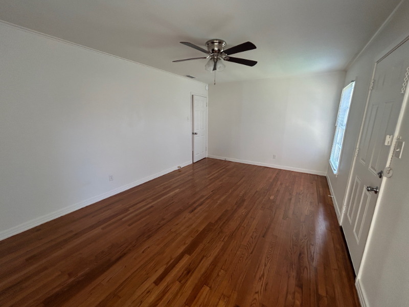 1118 Woodley St - Photo 3 of 12