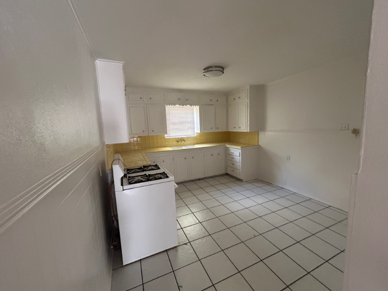 1118 Woodley St - Photo 6 of 12