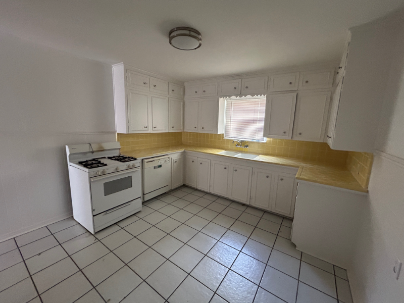 1118 Woodley St - Photo 7 of 12