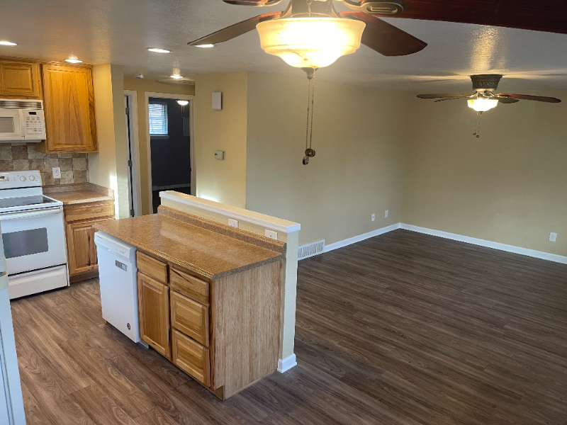 1075 Winona Dr - Photo 3 of 8