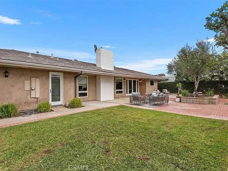 1015 Nottingham Rd - Photo 2 of 16