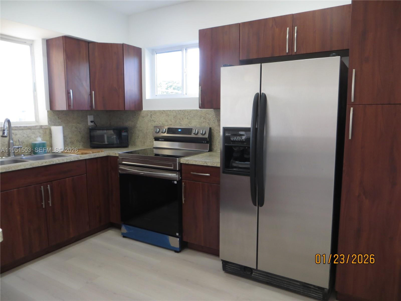 7435 Sw 22nd St - Photo 4 of 8