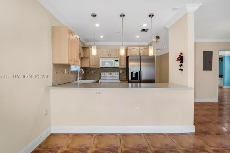 4370 Sw 82nd Ave - Photo 3 of 9