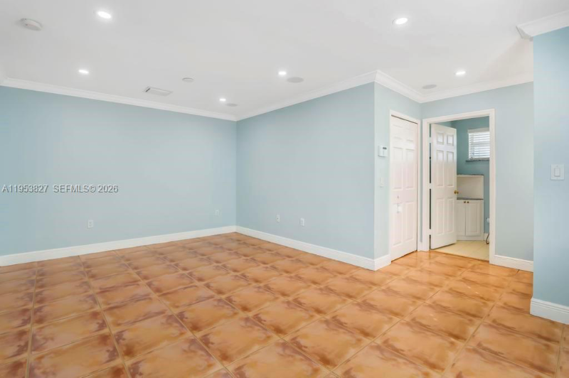 4370 Sw 82nd Ave - Photo 4 of 9