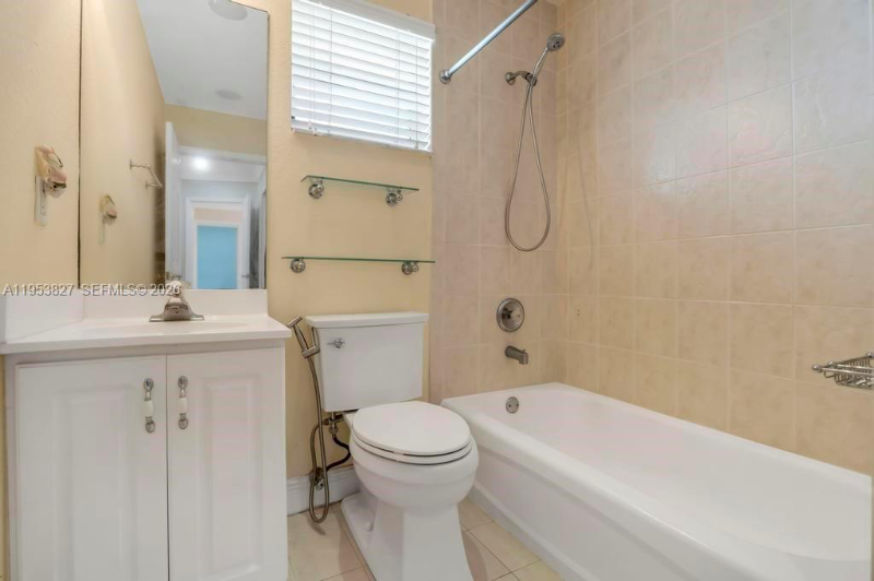 4370 Sw 82nd Ave - Photo 7 of 9