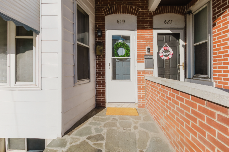 619 N Lincoln St - Photo 2 of 20