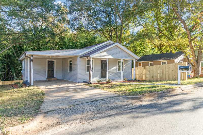 211 Putnam St - Photo 2 of 20