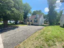 featured image of 3915 E Chatham Dr