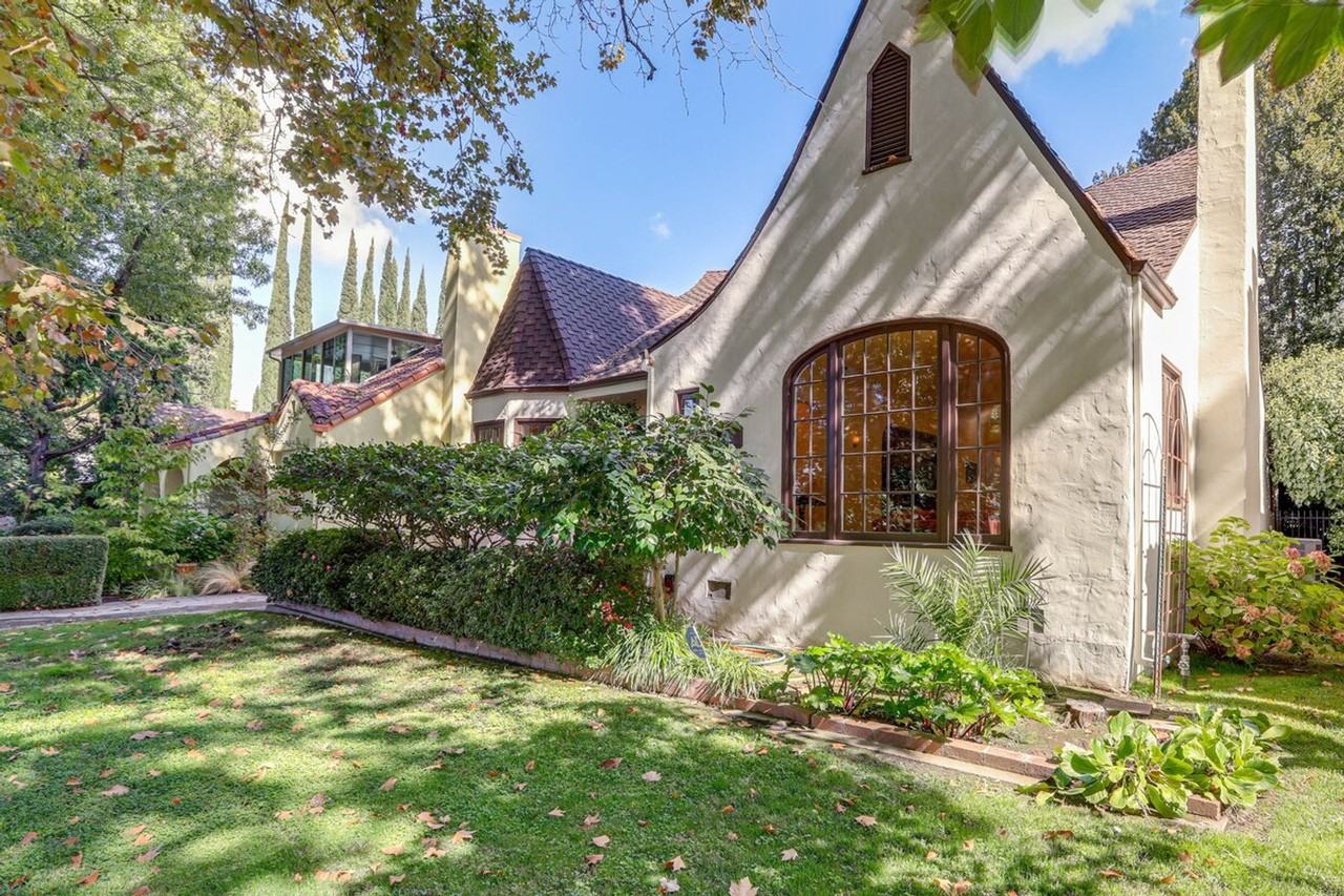 2627 Land Park Dr #1385931P - Photo 4 of 32