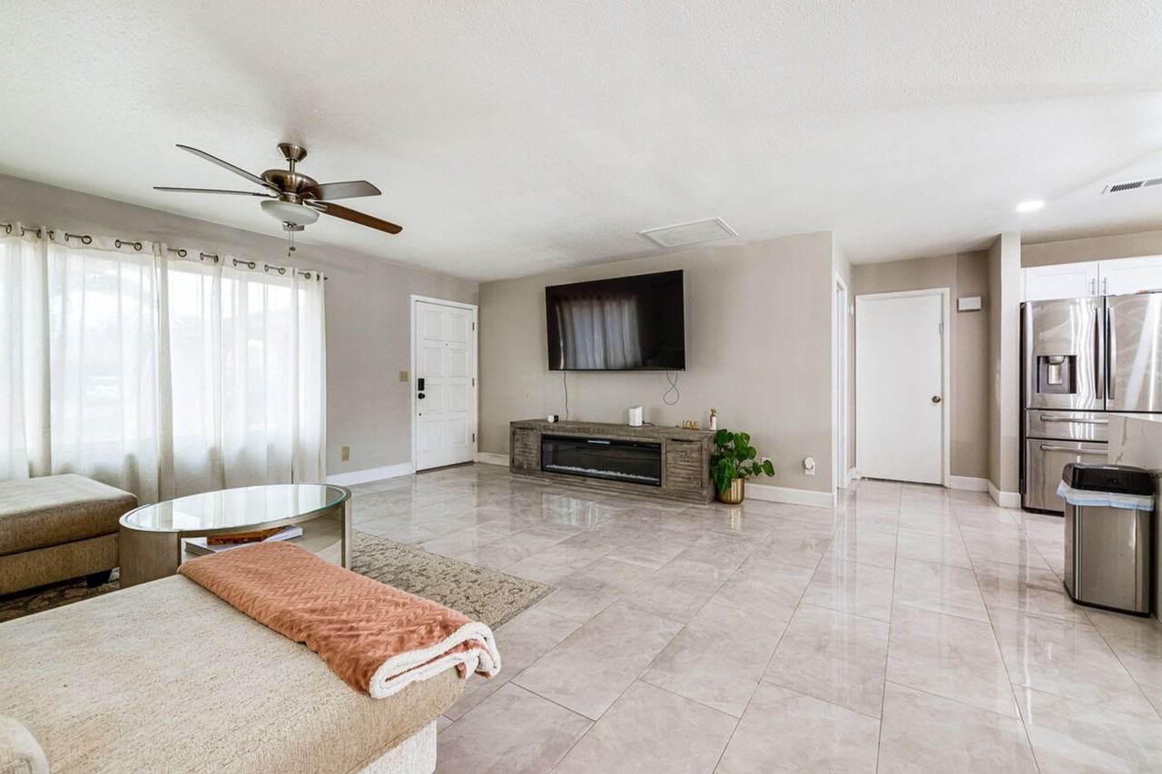 903 W Harvard Dr #1386263P - Photo 3 of 32