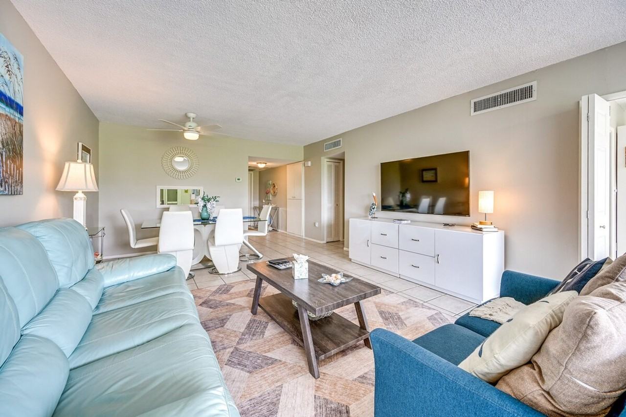 W Country Club Dr #1385622P - Photo 2 of 31