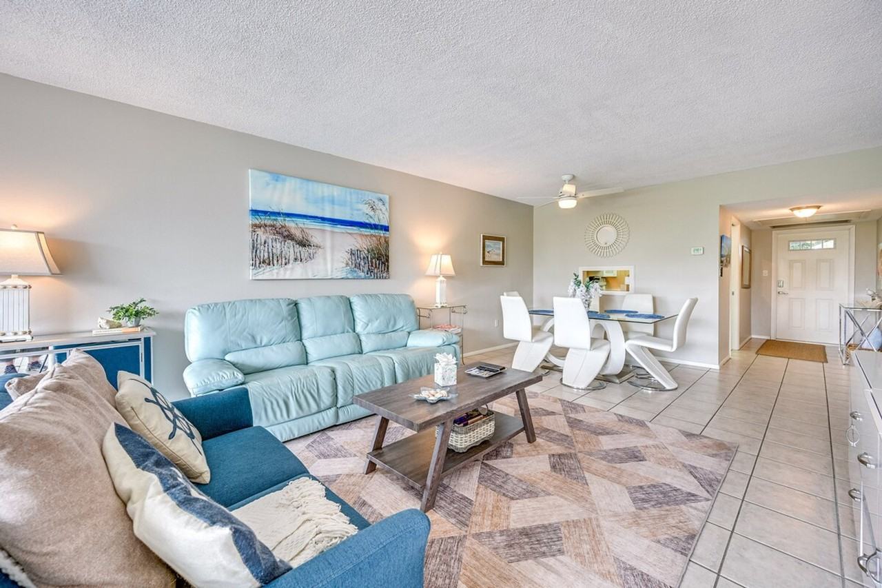 W Country Club Dr #1385622P - Photo 3 of 31