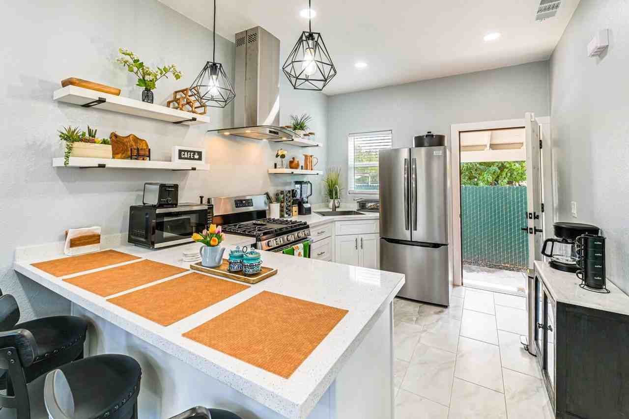 226 E 10th St #1307165P - Photo 6 of 23