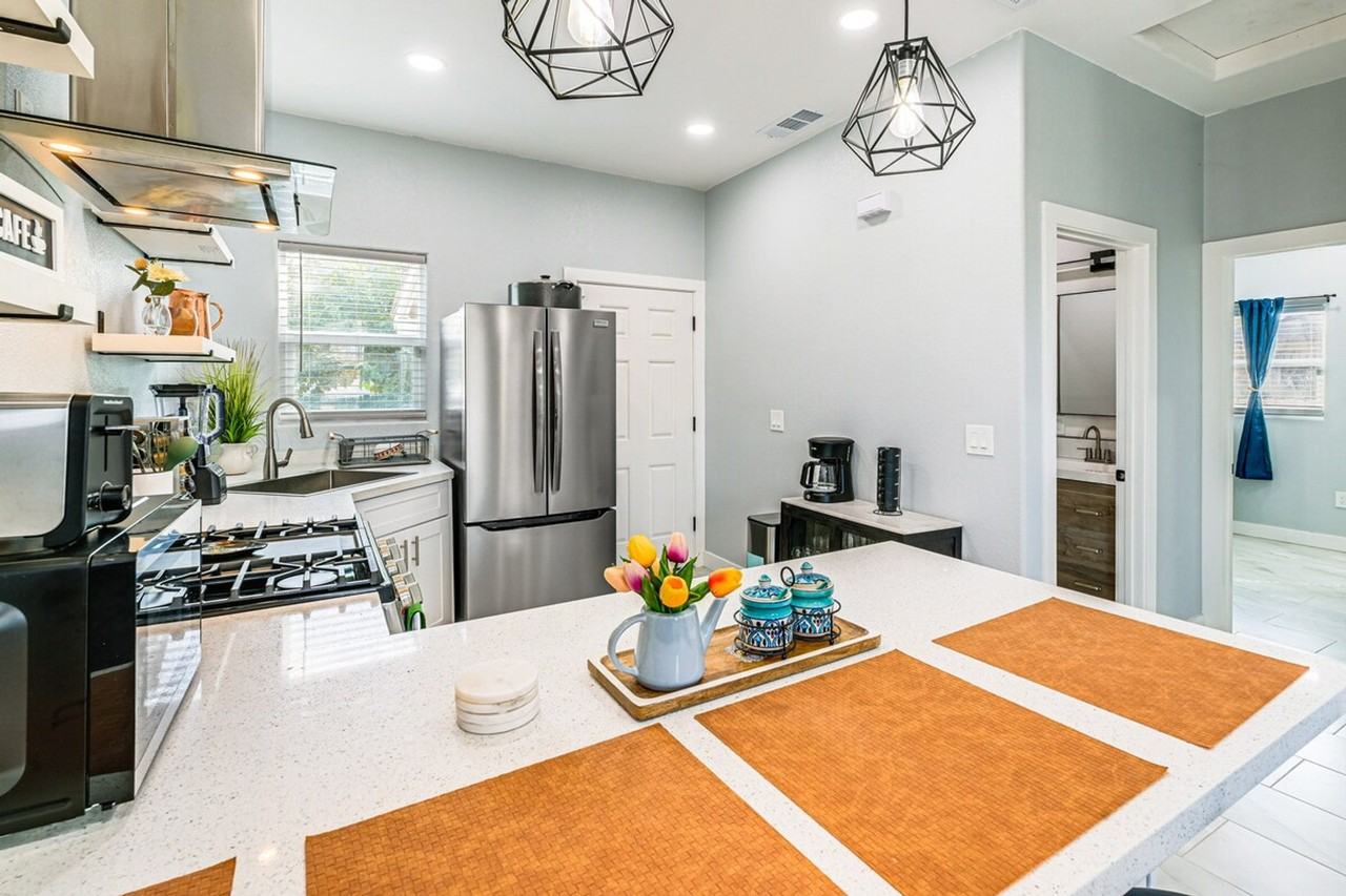 226 E 10th St #1307165P - Photo 7 of 23