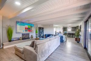 featured image of 5551 Churchward St