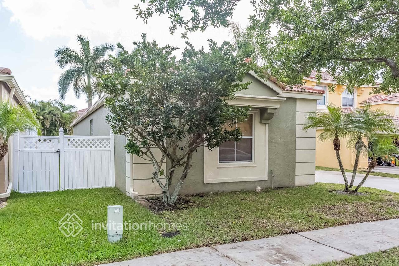 6119 Oak Bluff Way - Photo 3 of 21