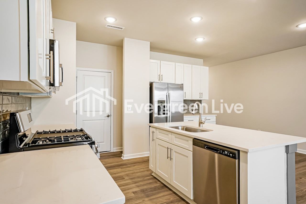 7602 Waypond Ct - Photo 5 of 16