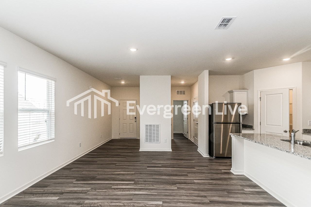 725 Shepards Rock Dr - Photo 2 of 15