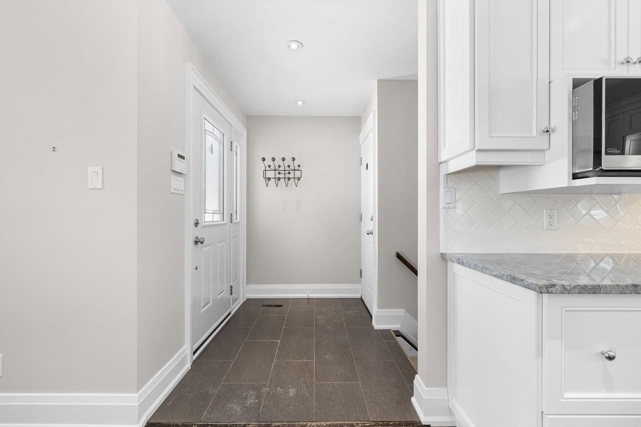 1667 River Road - Photo 5 of 38