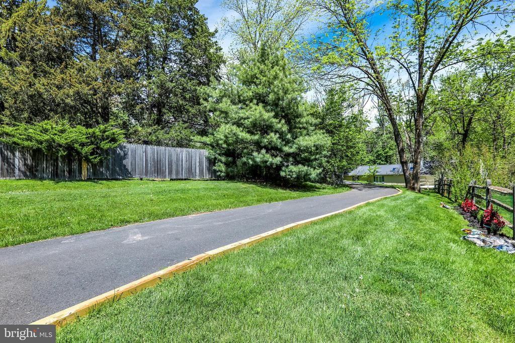 5496 York Rd - Photo 5 of 34